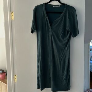 Athleta super soft comfortable v neck short sleeve green dress - size medium